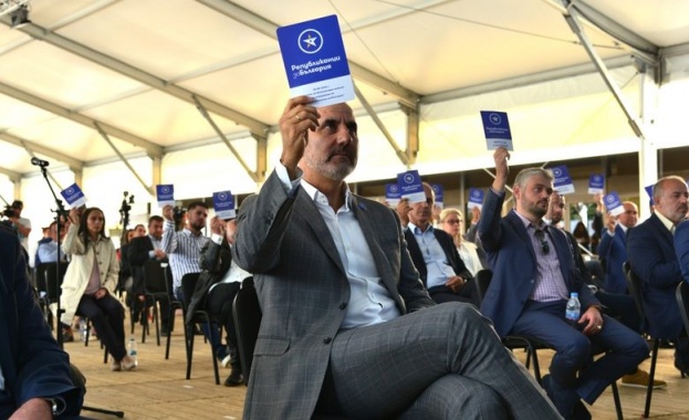 Със събиране на инициативен комитет който да учреди партия беше