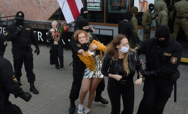 Над 300 жени бяха задържани по време на "Женски марш" в Минск