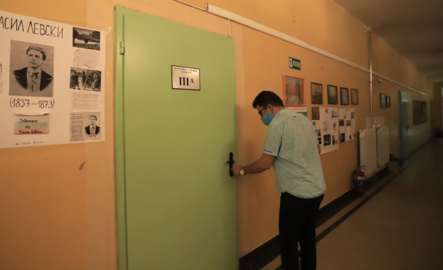 Седмица след първия звънец две училище затвориха заради учители с