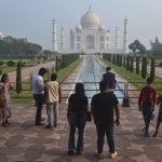 Прочутият индийски монумент Тадж Махал днес отново отвори врати за посетители 