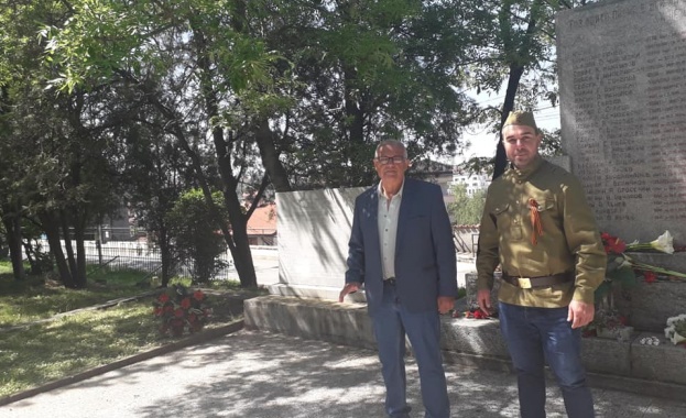 Антон Тодоров: „Евроатлантикът“ на Цветанов позира със съветска военна униформа 