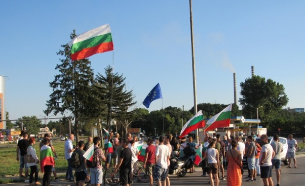 Протестиращи блокираха трафика към "Дунав мост"