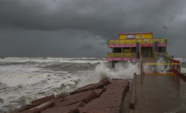Тропическата буря Бета връхлетя американския щат Тексас в понеделник вечерта