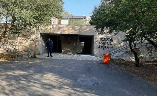 Около 07 00 часа тази сутрин падна част от окачения таван