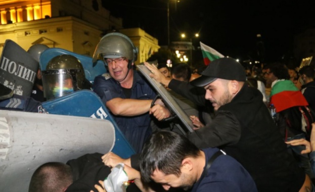 Сблъсъци между полиция и демонстранти имаше в 76 ата вечер на