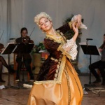 „От менуета до валса“, е днешния спектакъл с „Исторически танци“, поставен по новата книга на примабалерината Маша Илиева