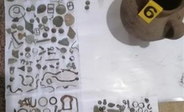 Гранични полицаи разкриха голямо количество незаконно съхранявани антични предмети 