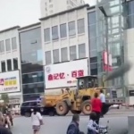 Китаец разби полицейска кола с багер