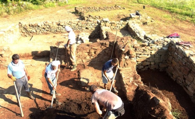Редки монети от 1 2 век останки от древен олтар и