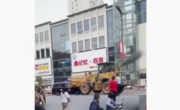 Китаец разби полицейска кола с багер