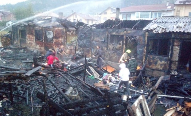 Няма пострадали хора но са изгорели временни постройки и покривът