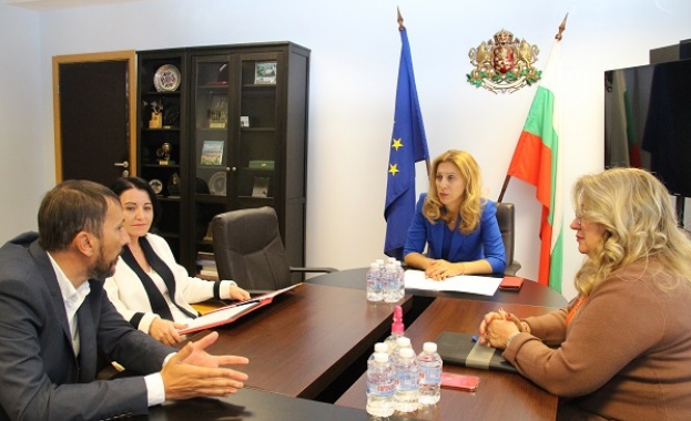 Вицепремиерът и министър на туризма Марияна Николова проведе работна среща