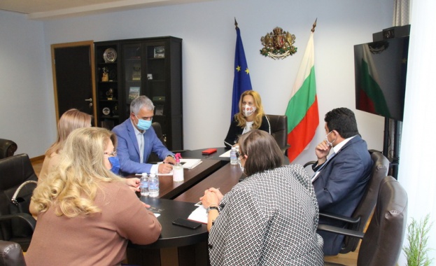 Вицепремиерът и министър на туризма Марияна Николова проведе работна среща