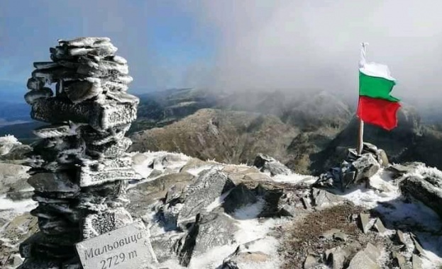 Връх Мальовица в Рила побеля Падна първият сняг за сезона