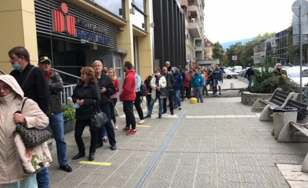 Опашка от чакащи се изви пред офиса на Агенцията по