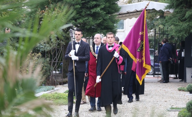 Нетрадиционно беше открита днес новата учебна година в Софийския университет