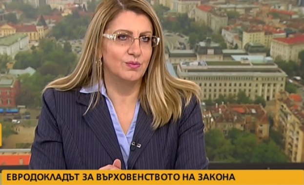 Водеща Правосъдният министър Десислава Ахладова вече е в студиото ни