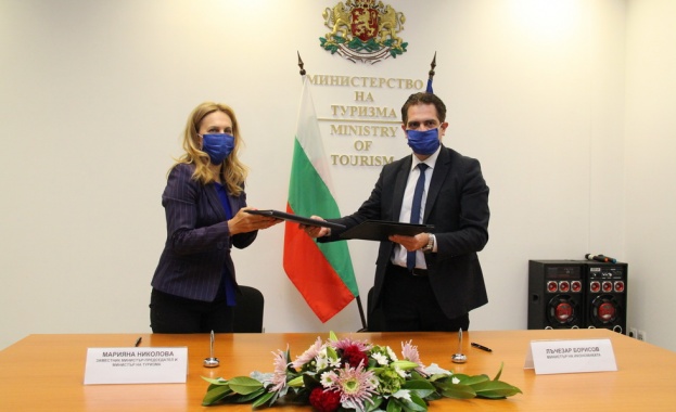 Вицепремиерът и министър на туризма Марияна Николова и министърът на