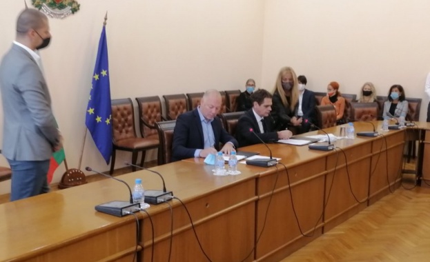 Министрите на транспорта Росен Желязков и на икономиката Лъчезар Борисов
