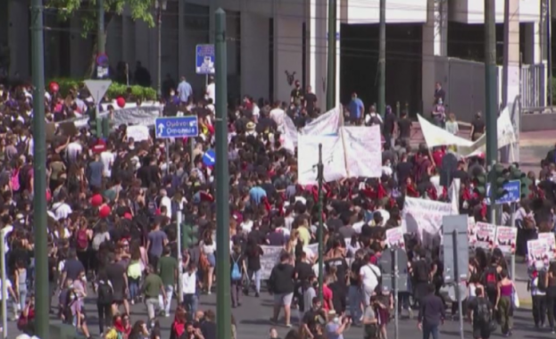 Протести на ученици които окупираха стотици гимназии в Гърция блокираха