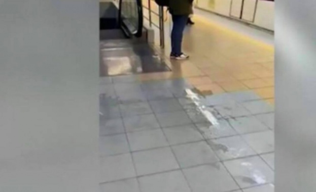 Метростанция "Обеля" не работи, спукана тръба я наводни Метростанция "Обеля" не работи, спукана тръба я наводни
