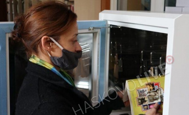 Регионална библиотека Хр Смирненски в Хасково вече разполага с машина