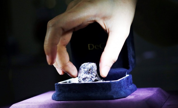 Изключително рядък 102 каратов безупречен бял диамант е продаден за 15 7