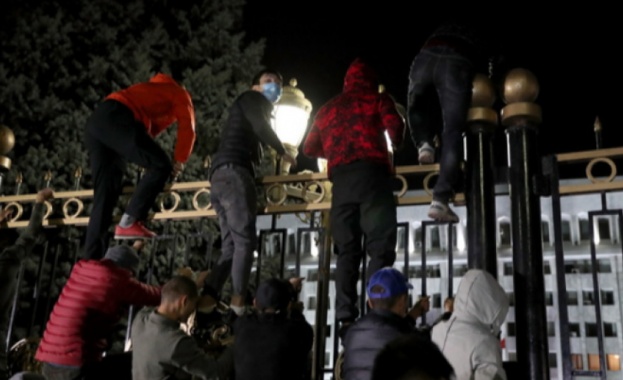 Демонстранти оспорващи резултатите от парламентарните избори в Киргизстан в неделя