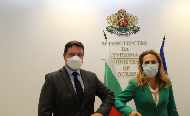 Вицепремиерът и министър на туризма Марияна Николова обсъди отпадането на
