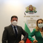 Министър Николова : Надяваме се британските власти да премахнат ограниченията при влизане за българи