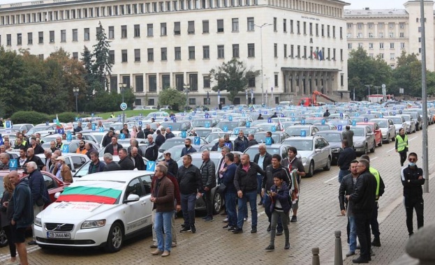 С викове ИААА Изпълнителна агенция Автомобилна администрация оставка започна протестът