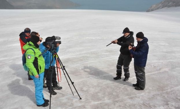 Филмът Танцът на пингвините е художествено документален прочит на Антарктида от