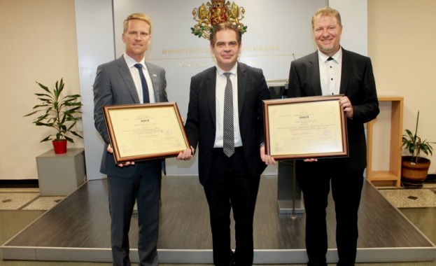 Министърът на икономиката Лъчезар Борисов връчи сертификат за инвестиция клас