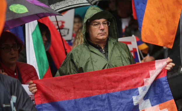 Десетки представители на арменската общност в България протестират пред посолството