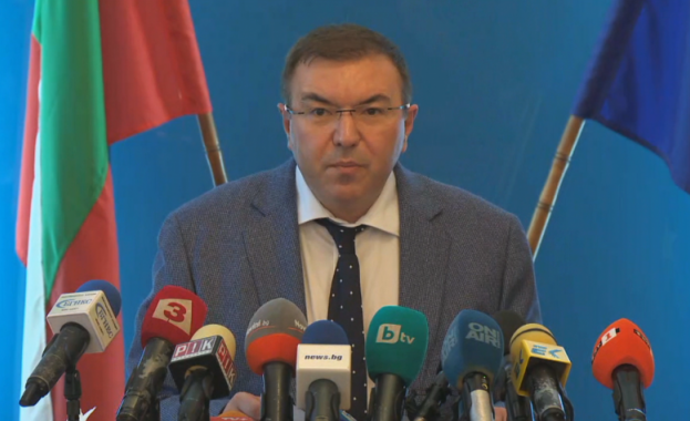 Министър Ангелов: От четвъртък носенето на маски и на открито отново става задължително 