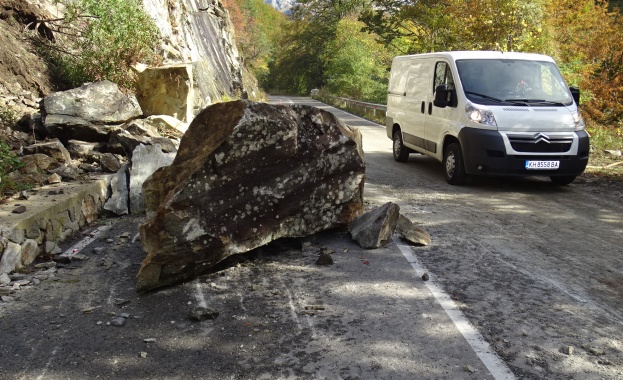 Огромен скален къс падна върху патя за Рилския манастир рано