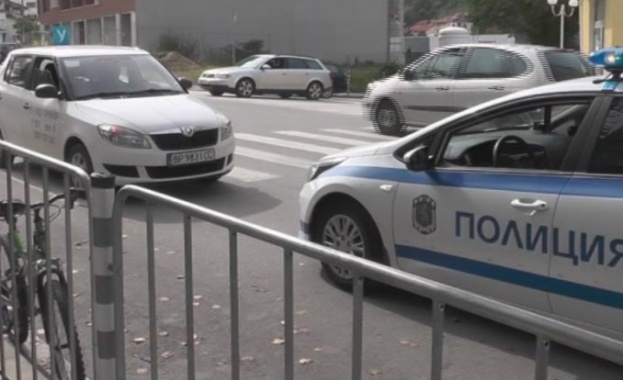 Инцидентът стана на оживен булевард малко преди обяд Учебната кола