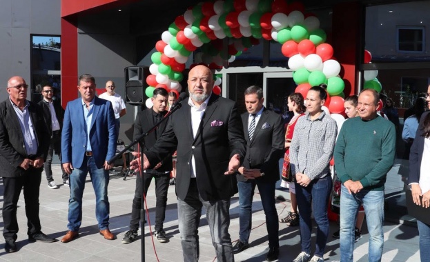 Министър Кралев откри боксова зала на световен шампион