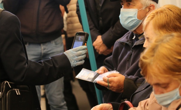 Акция в метрото за носене на предпазни маски