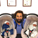 Акушер трогна интернет с уникално послание и снимка с новородено