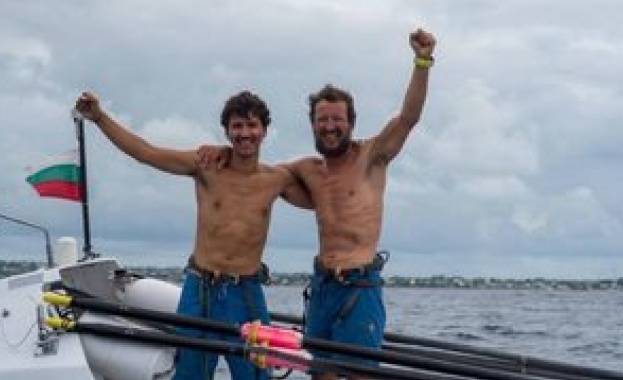 Баща и син успяха да прекосят Атлантическия океан със собственоръчно
