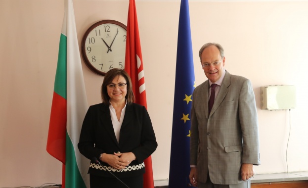 Председателят на БСП Корнелия Нинова проведе информационна среща с посланика