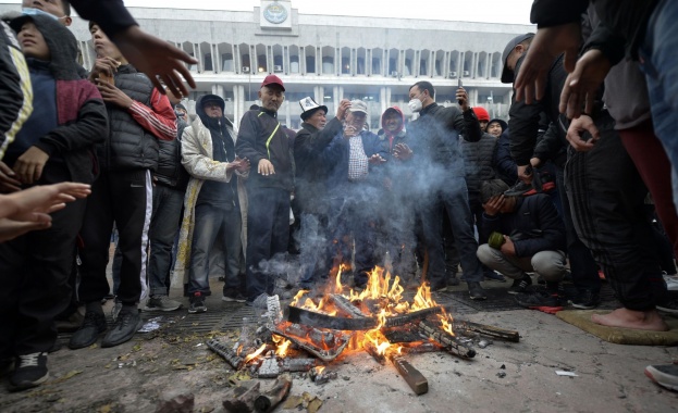 След като получи гаранции за неприкосновеност президентът на Киргизстан Сооронбай