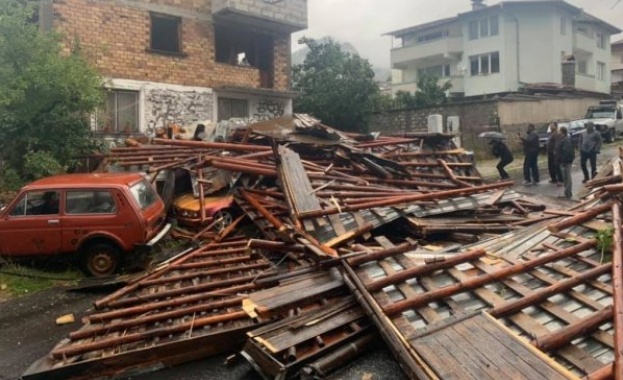 Силна буря в Смолян и региона тази сутрин По пътищата