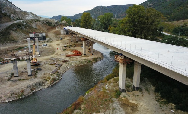 Успешно приключи избутването на предпоследния 20 ти сегмент от платното за