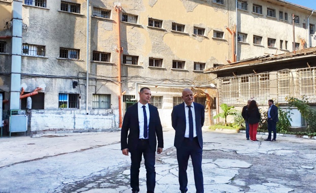 8 класни стаи физкултурен салон компютърен кабинет работилници за трудови