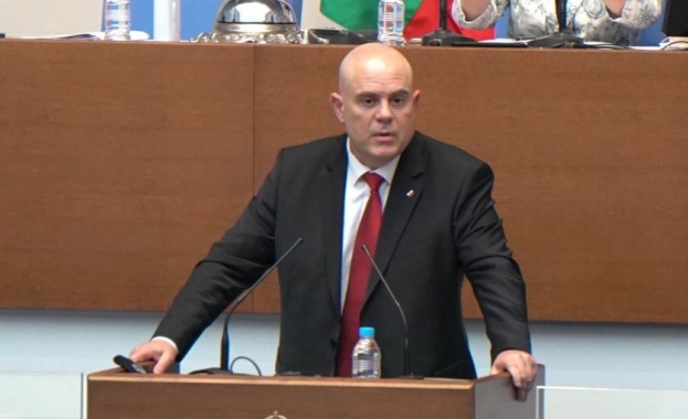 Парламентарната правна комисия изнася мотивите си в пленарната зала с