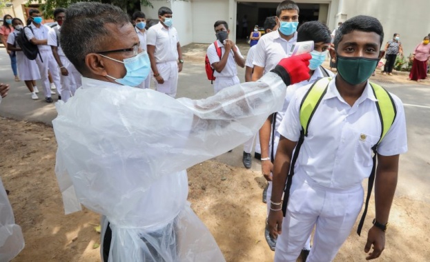 Строги мерки срещу коронавируса въвеждат властите в Шри Ланка Носенето