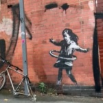 Банкси призна за своя творба Момичето с велосипедната гума