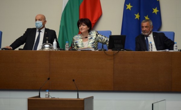 Димът от последната битка между управляващите и опозицията се разсея